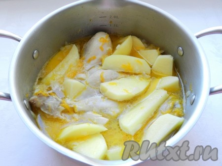 Добавить картофель в кастрюлю, посолить и тушить до полуготовности картофеля.