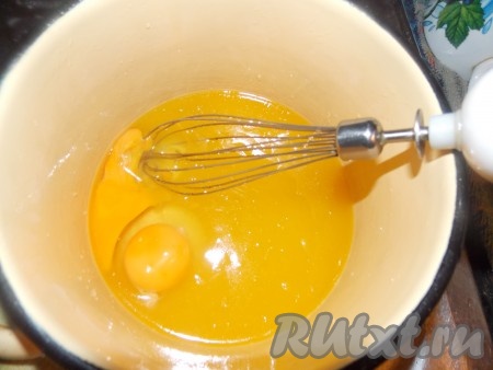 Когда смесь маргарина и сахара чуть-чуть остынет, добавляем соду и яйца. И все хорошо перемешиваем.
