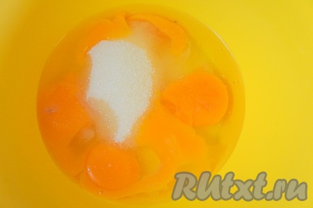 Яйца растереть с сахаром и щепоткой соли при помощи венчика.