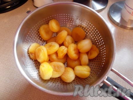 Слить воду с абрикосов.