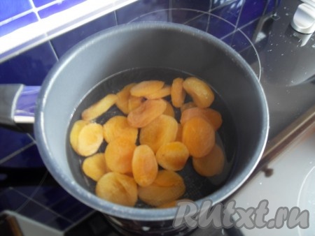Первым шагом замочить абрикосы в горячей воде на пару часов, чтобы набухли.