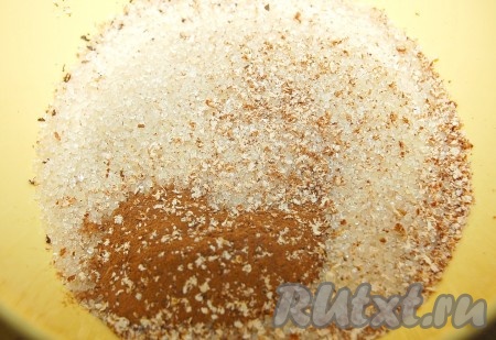 В маленькой мисочке соединить коричневый сахар, корицу и мускатный орех. Мускатный орех можно использовать готовый молотый, а если у вас целый орех, то натереть его на мелкой терке.