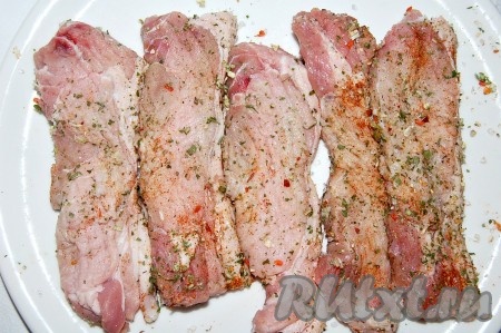 Дальше можно сразу же приступить к жарке отбивных, а можно отложить кусочки мяса в специях на 30 минут, чтобы свинина пропиталась специями.