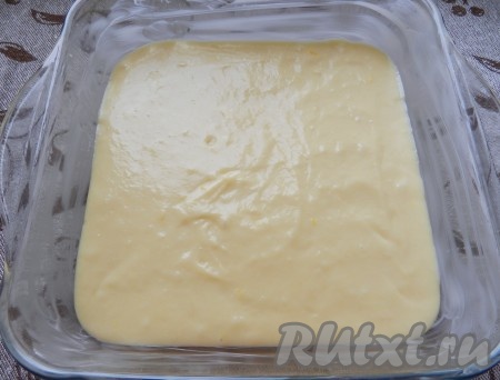 Форму для выпечки смазать маслом. Выложить тесто, лопаткой распределить его равномерно. 