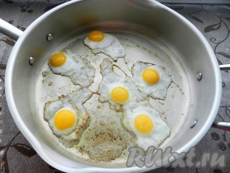 Перепелиные яйца обжарить на оставшемся в сковороде жире от бекона (если вы готовите без бекона, тогда просто хорошо разогрейте в сковороде растительное масло). Во время жарки яйца посолить по вкусу. Если хотите, чтобы желток был жидким, жарьте яичницу 2-3 минуты на среднем огне. Если не хотите, чтобы желток был жидким, увеличьте время приготовления яичницы на 1 минуту.