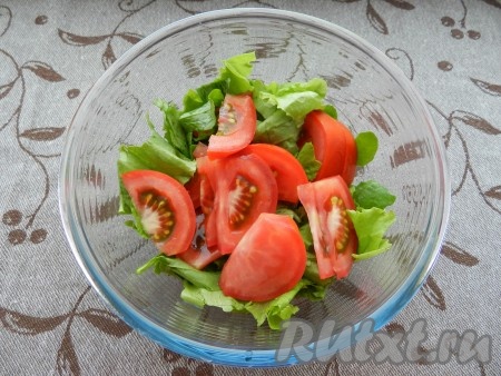 Листья салата промыть, обсушить и нарвать руками на части, выложить в глубокую миску. Добавить к салату помидоры, посолить и поперчить по вкусу.
