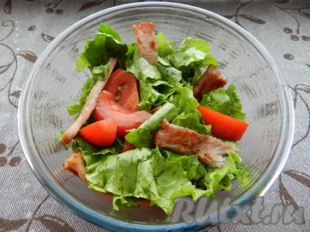 Дать бекону немного остыть, выложить бекон к помидорам и листьям салата.