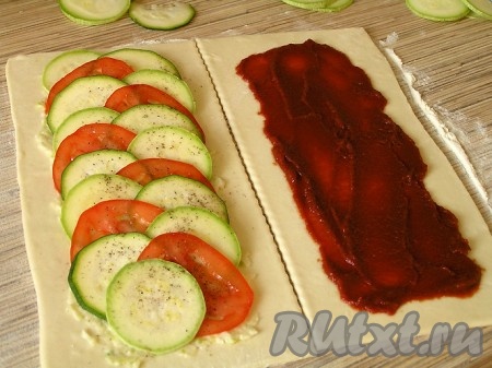 Или томатной пастой. Овощи тонко нарезать, выложить сверху на пасту в любом порядке.