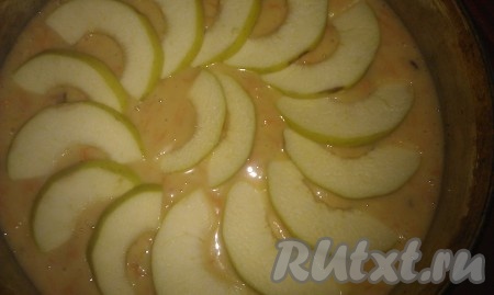 Выкладываем тесто в форму диаметром 23 см (смазывать ее ничем не надо) и украшаем сверху дольками яблока.