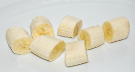Банан очистить и нарезать небольшими кружочками.
