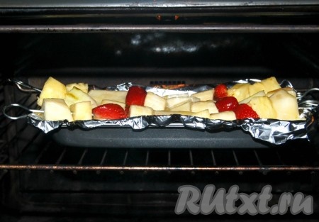 Форму с фруктовыми  шашлыками отправить в заранее нагретую до 180 градусов духовку. Если есть режим гриля, то можно включить этот режим (но не обязательно).
