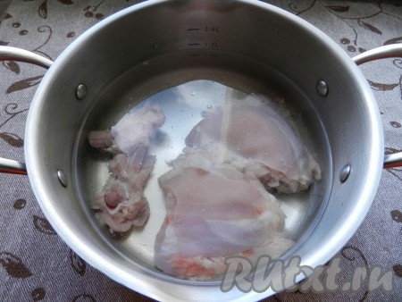 Приготовить мясной бульон из курицы или другого мяса. Бульон посолить по вкусу. Когда мясо сварится, вынуть его из кастрюли, отделить от костей и вернуть мясо в бульон.
