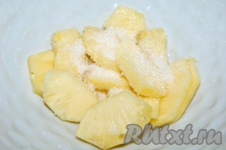 Нарезанные ананасы посыпать сахаром (1 чайная ложка). 