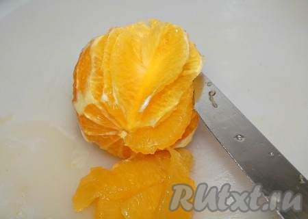Теперь острым ножом вырезать дольки апельсинов без пленок.