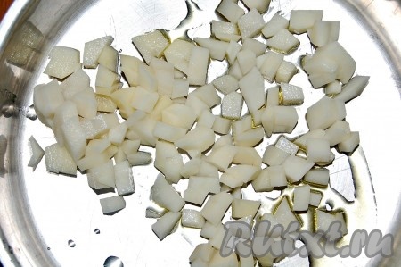 Картошку нарезать небольшими кубиками и поместить в сковороду с 1 столовой ложкой растительного масла.
