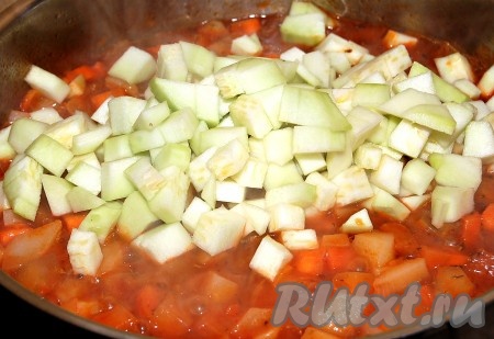Кабачок нарезать некрупными кубиками и добавить к картошке с овощами. Перемешать и тушить 7 минут, чтобы они не переварились.