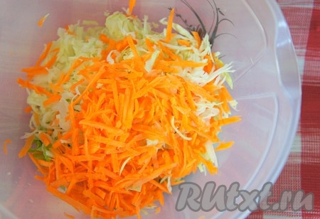 Добавить тонко нарезанную капусту и натёртую на "корейской" тёрке морковь.
