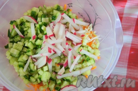 Огурцы нарезать мелким кубиком, редис - тонкими брусочками, добавить овощи в салат.