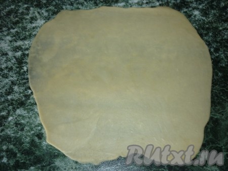 Накрыть разделенное тесто полотенцем, чтобы оно не сохло. Взять один кусочек и раскатать его как можно тоньше.

