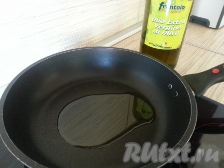 В сковороду с толстым дном налить оливковое масло, нагреть, положить мелко нарезанный лук. Через минуту добавить натертую на крупной терке морковь. Немного пассировать.
