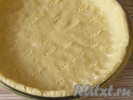 Форму для выпечки (у меня форма диаметром 26 см) смазать растительным маслом, выложить песочное тесто и руками распределить по форме, сделав бортики. Проткнуть тесто вилкой в нескольких местах.