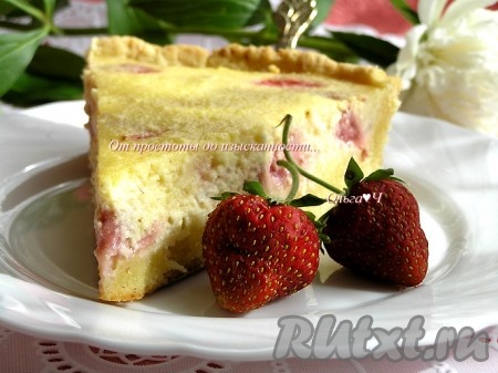 Пирог с творожно-сметанной заливкой и ягодами