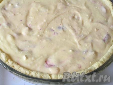 Основу пирога залить творожно-сметанной заливкой с ягодами, разровнять.