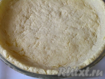 Выпекать основу для пирога в разогретой духовке при температуре 180 градусов около 12-15 минут.