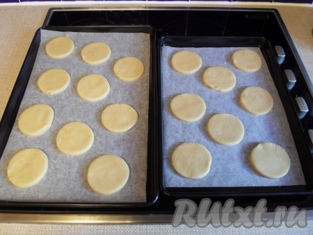 Печенье "Альфахорес" уложить на лист, покрытый бумагой для выпечки, и поставить в духовку нагретую до 180 градусов.
