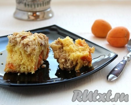Пирог, приготовленный с абрикосами и штрейзелем, получается очень нежным, слегка влажным и очень вкусным, обязательно попробуйте!