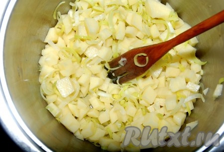 Затем добавить кубики картофеля и обжаривать еще 2 минуты, все время помешивая.
