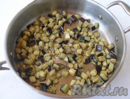 Воду слить, баклажаны слегка отжать и обжарить на оливковом масле в течение минут 3, иногда помешивая, затем добавить соевый соус, чёрный молотый перец и обжарить до готовности (до мягкости).
