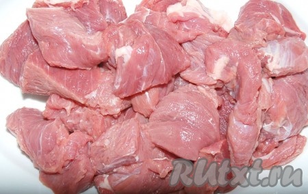 Мясо (говядину, или телятину) нарезать небольшими кусочками и прокрутить через мясорубку.
