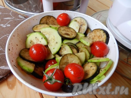 Нарезанные овощи и целые помидоры черри сложить в миску, полить соусом, хорошо перемешать, чтобы соус попал на каждый кусочек.
