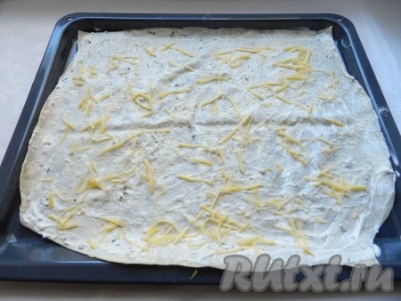 Лист лаваша (на фото половина) разложить на противне, смазать сметаной, посыпать сыром.