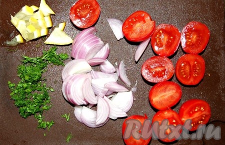 В качестве гарнира можно подать помидоры черри, лук репчатый, лимон и укроп.
