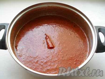 Варить сливовый соус на медленном огне около 1 часа. Из готового соуса вынуть острый перец. Горячий соус разлить по банкам, закрутить крышками.