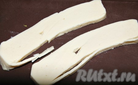 Сыр сулугуни нарезать на ломтики толщиной около 5 мм.