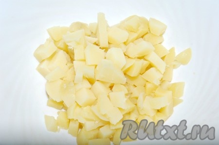 Картофель отварить в мундире, охладить, очистить и нарезать кубиками небольшого размера.