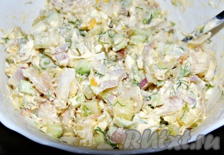 Перемешать и вкуснейший салат с тресочкой горячего копчения готов.
