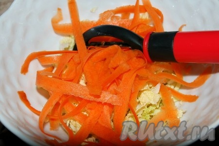 С помощью овощечистки настругать ленточки моркови, как показано на фото, и отправить к порезанному пекинскому салату. 