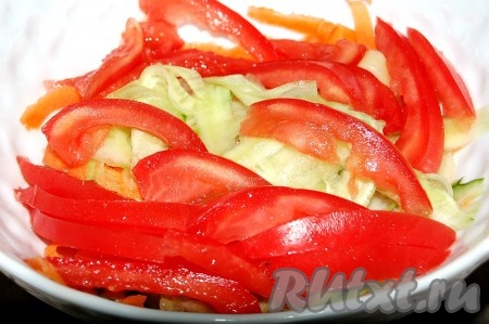 У помидоров вырезать семечки, удалить сок, нарезать тонкими ломтиками и тоже отправить в салат. 