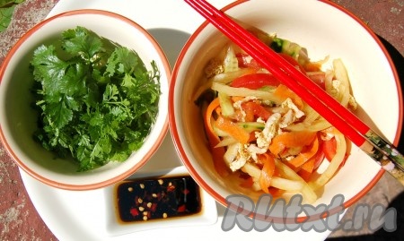 Наструганные овощи залить заправкой и подавать пекинский салат на стол. Каждый может дополнительно подлить в свою тарелку заправку, на свой вкус. В отдельной мисочке подать зелень кинзы. 