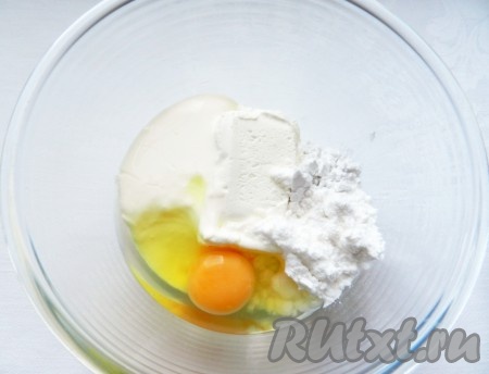 Для заливки творог растереть с яйцом, сахарной пудрой, сметаной и крахмалом.