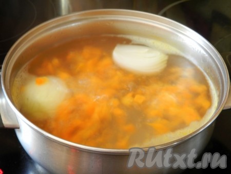В кастрюле довести до кипения 1 литр воды, опустить лук и морковь, посолить и варить 5 минут.
