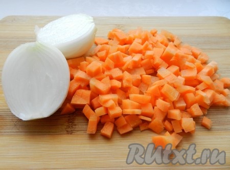 Морковь нарезать мелкими кубиками.