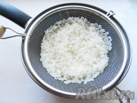 Рис отварить в подсоленной воде почти до готовности.