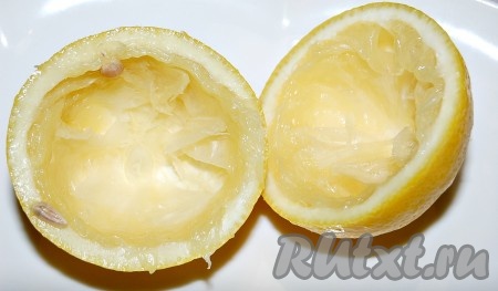 Выжать к луку сок лимона. Стараться, чтобы лимонные косточки не попали, иначе они дадут ненужную горечь.

