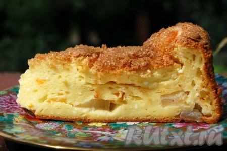 Творожный пирог с абрикосами получается очень сочным, вкусным, нежным. Такой пирог захочется непременно испечь еще и еще.