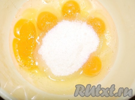 В миску выбить яйца и добавить сахар.